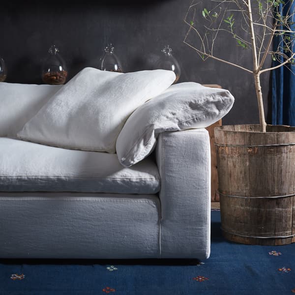 realm sofa detail 3