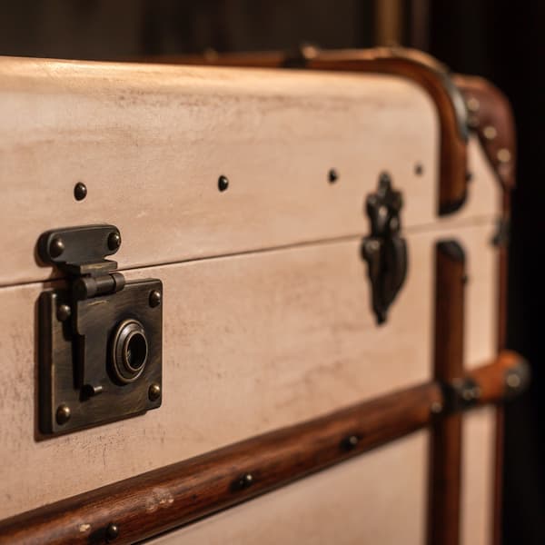 globetrekker chest detail 3